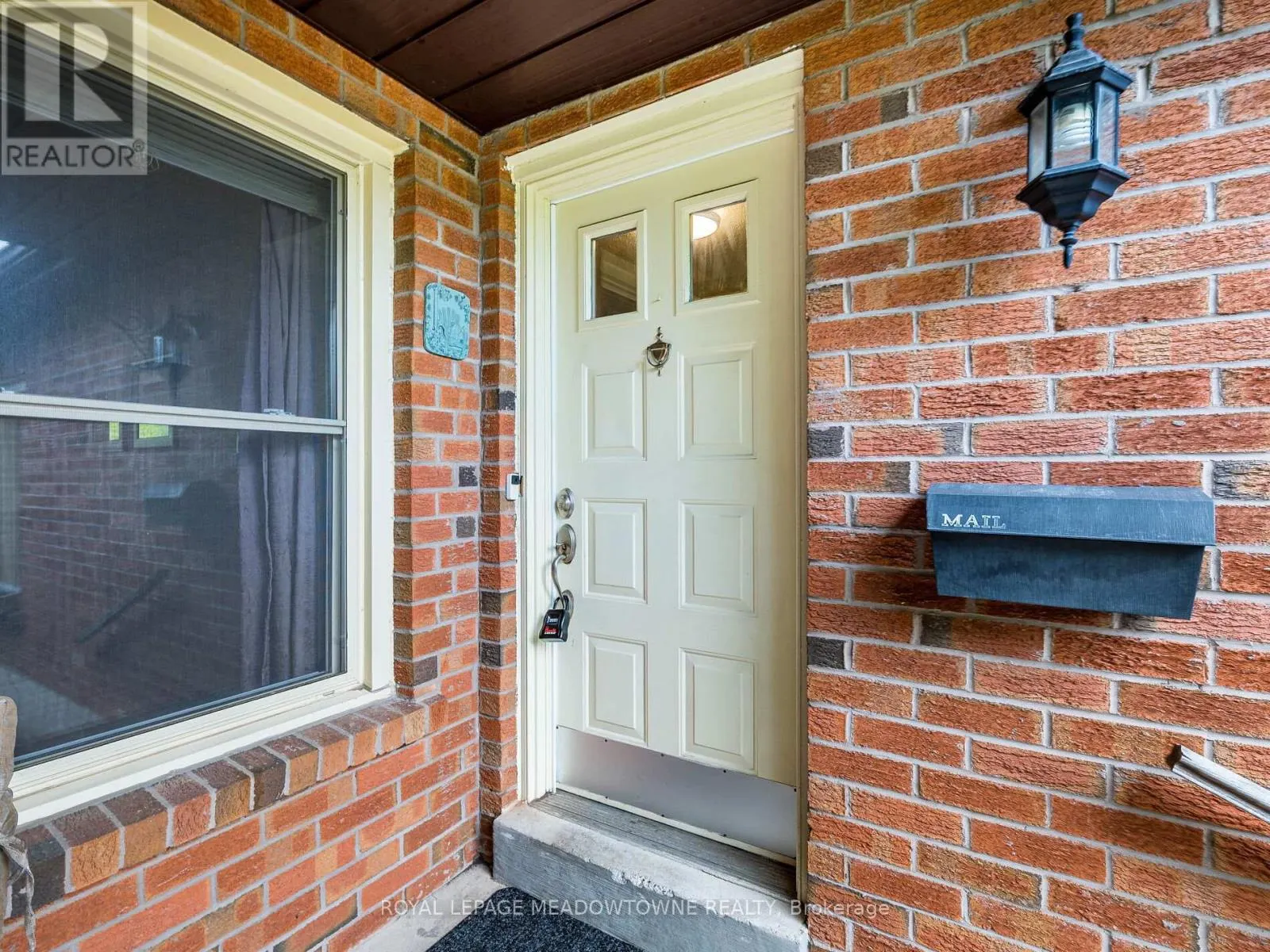 40 LORD SIMCOE DRIVE