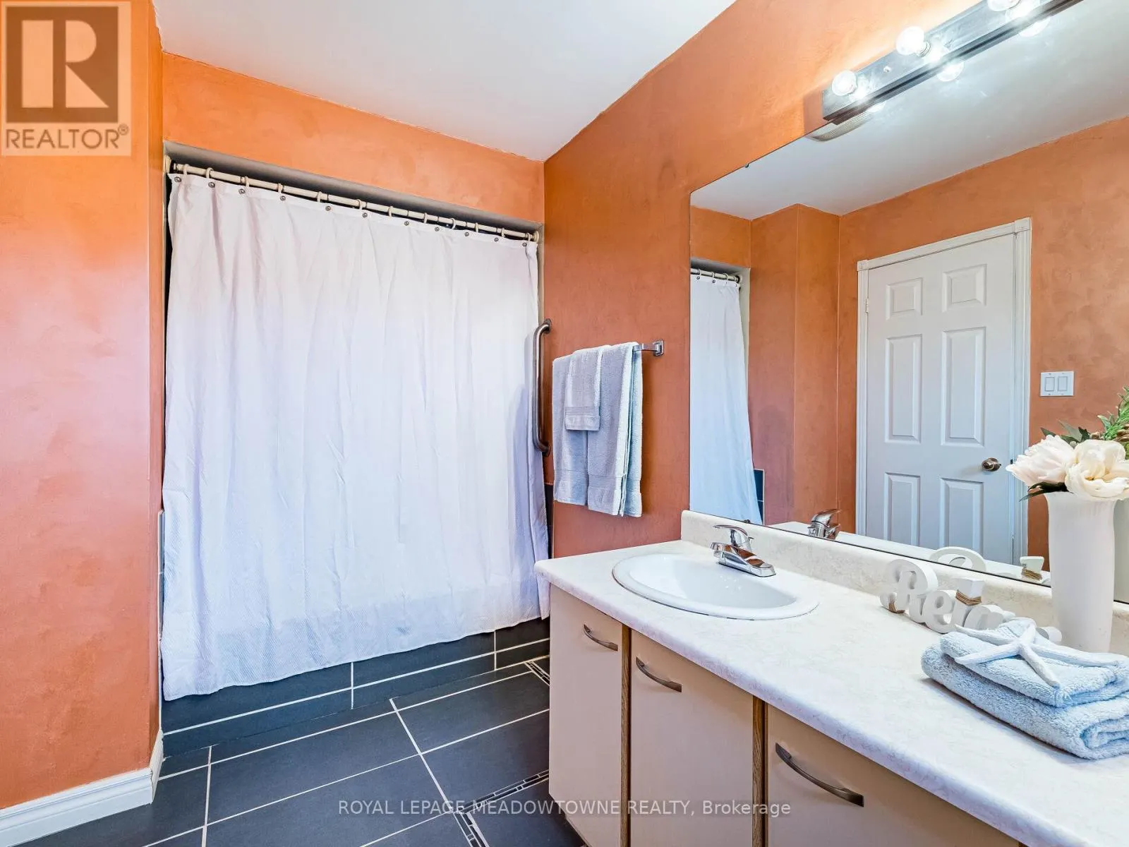 40 LORD SIMCOE DRIVE