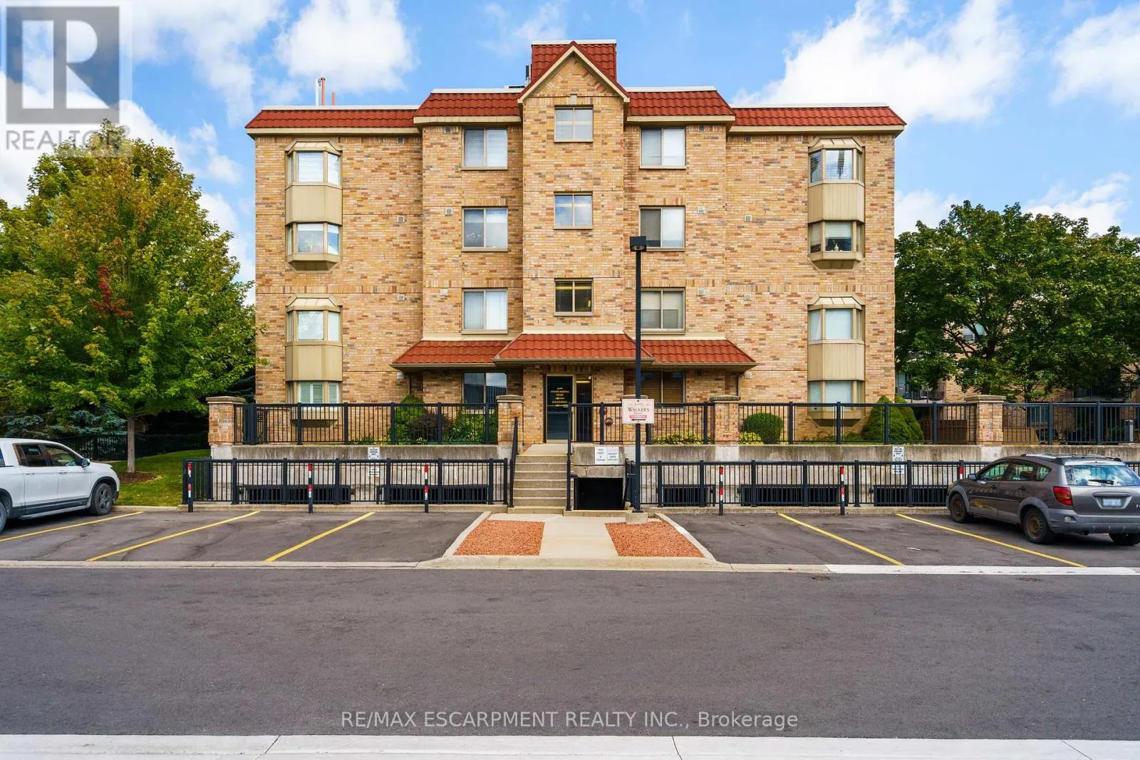 211 - 3499 UPPER MIDDLE ROAD