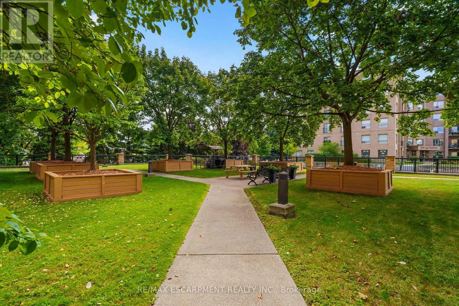 211 - 3499 UPPER MIDDLE ROAD
