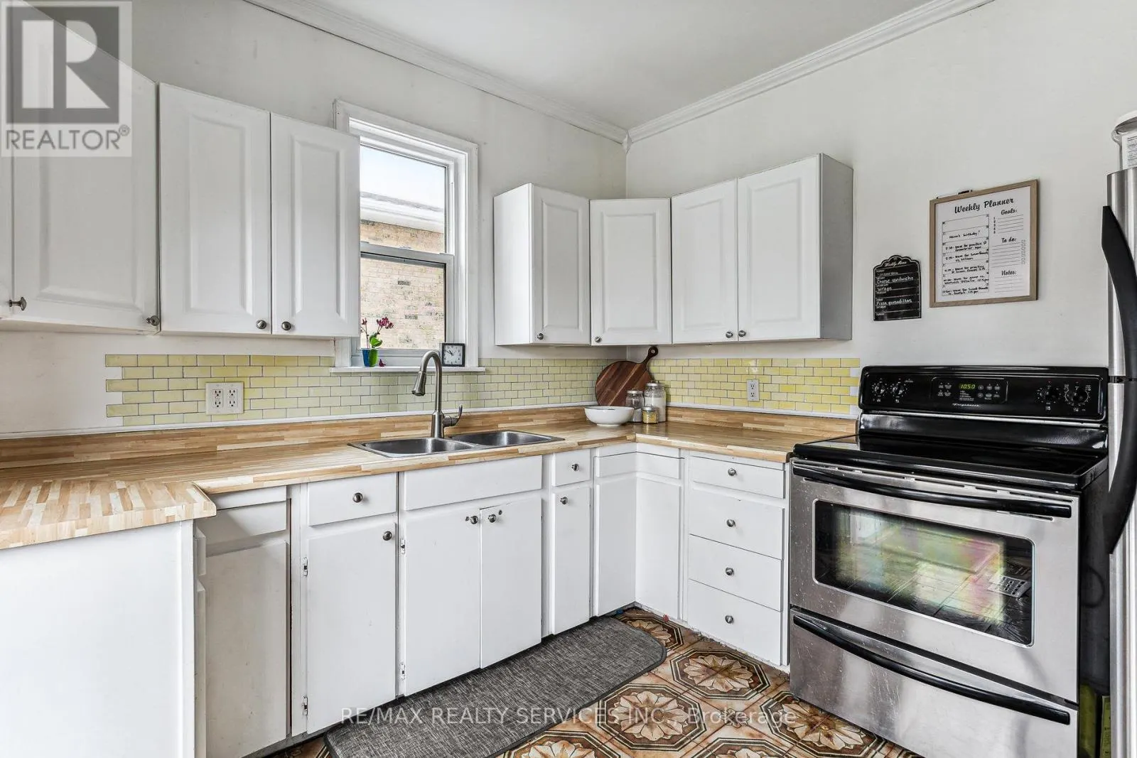82 ROSEDALE AVENUE W