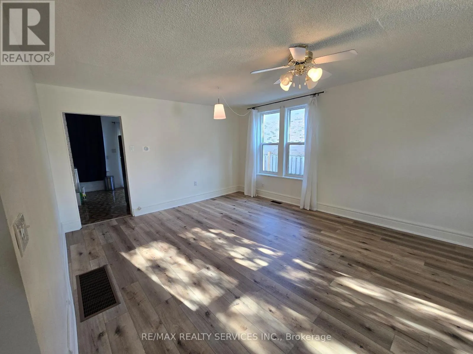 82 ROSEDALE AVENUE W