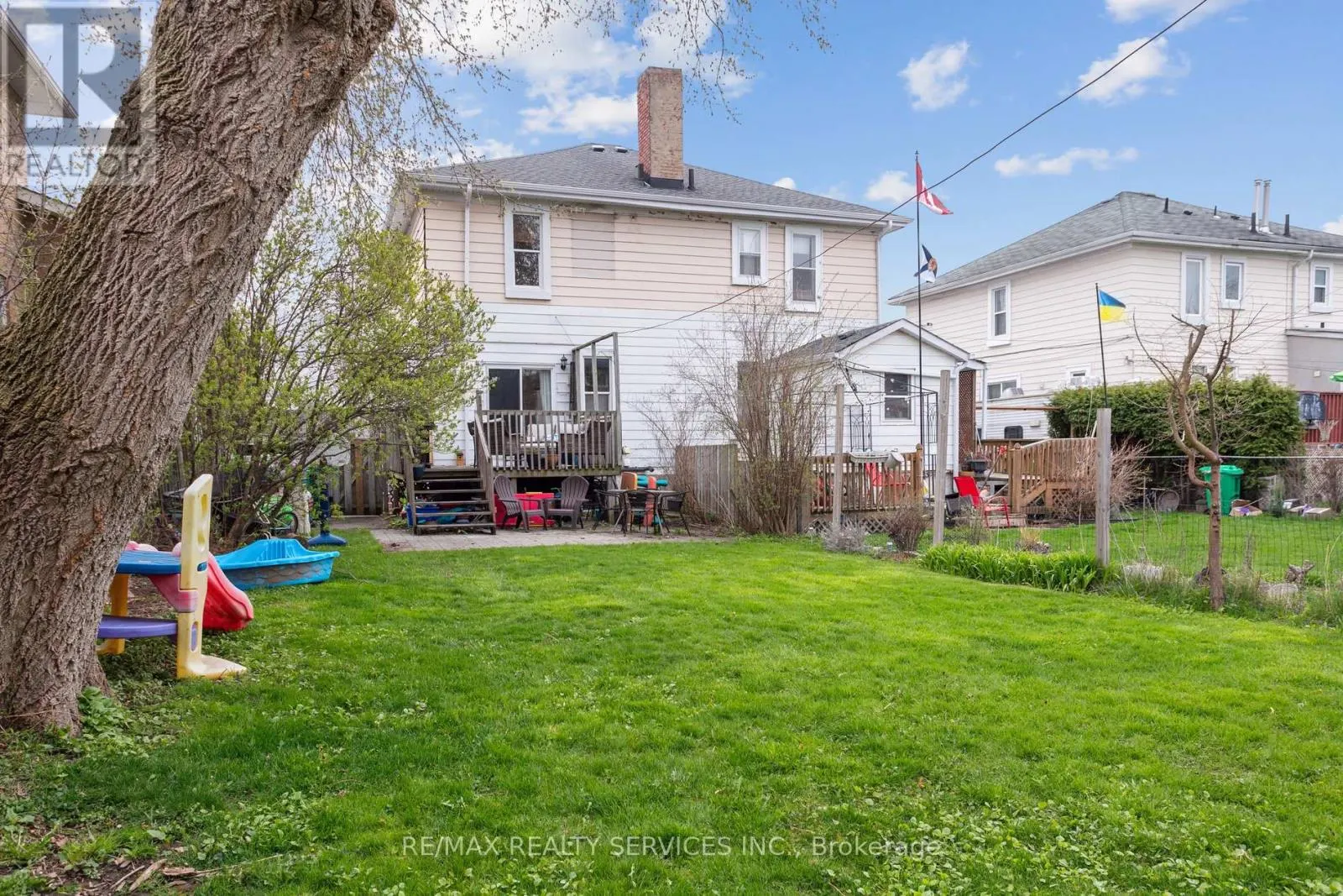 82 ROSEDALE AVENUE W