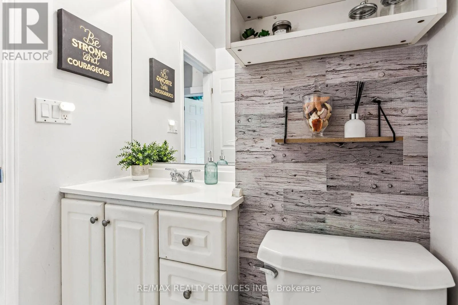 82 ROSEDALE AVENUE W