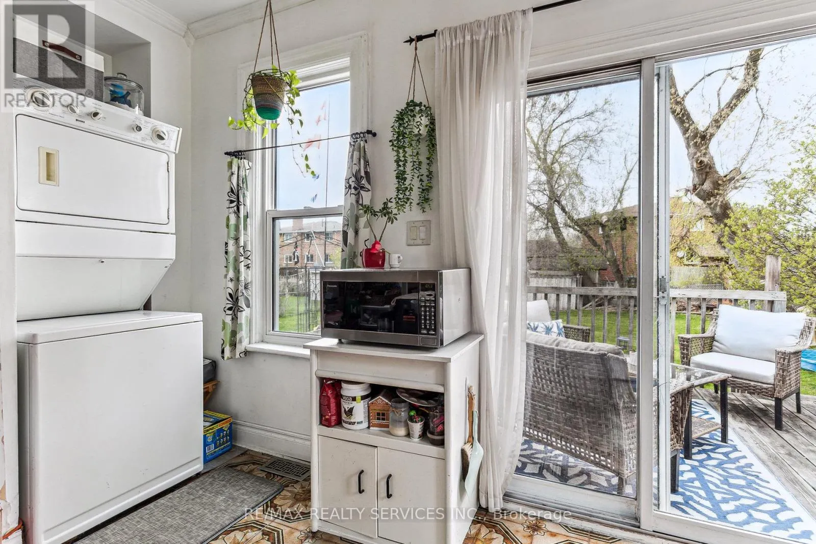 82 ROSEDALE AVENUE W