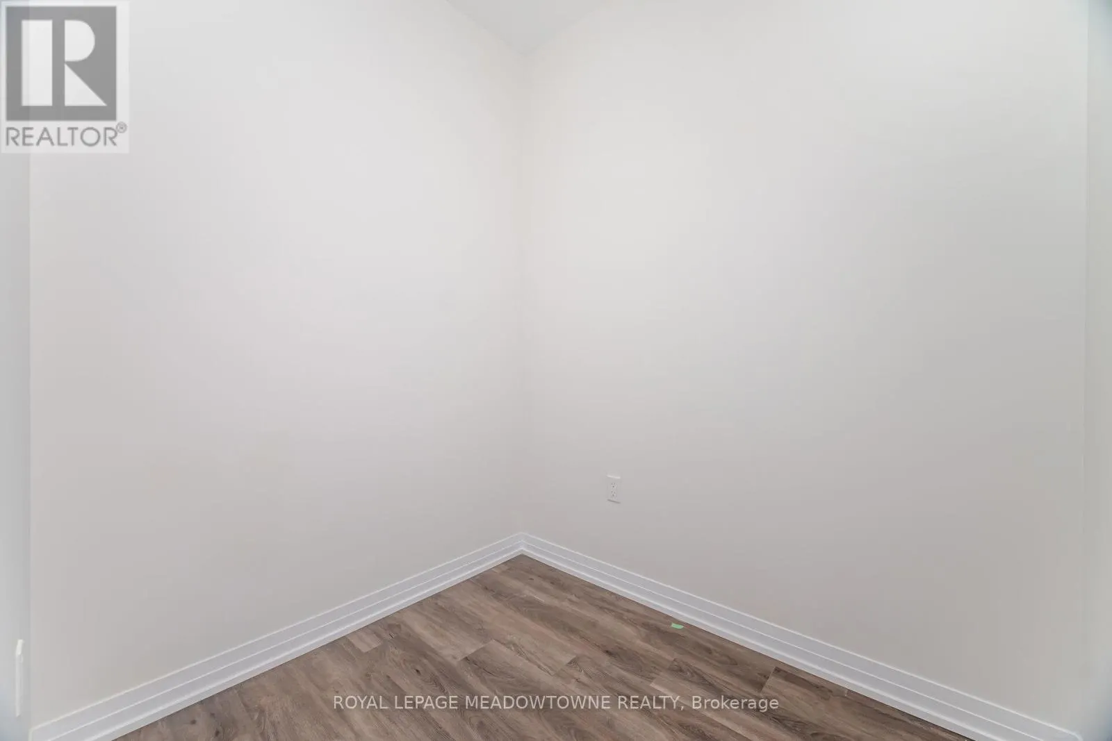 207 - 15 WATERGARDEN DRIVE