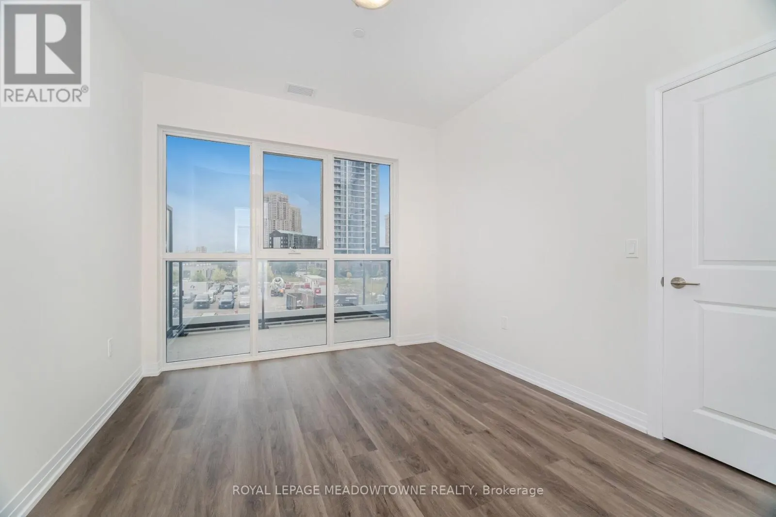 207 - 15 WATERGARDEN DRIVE