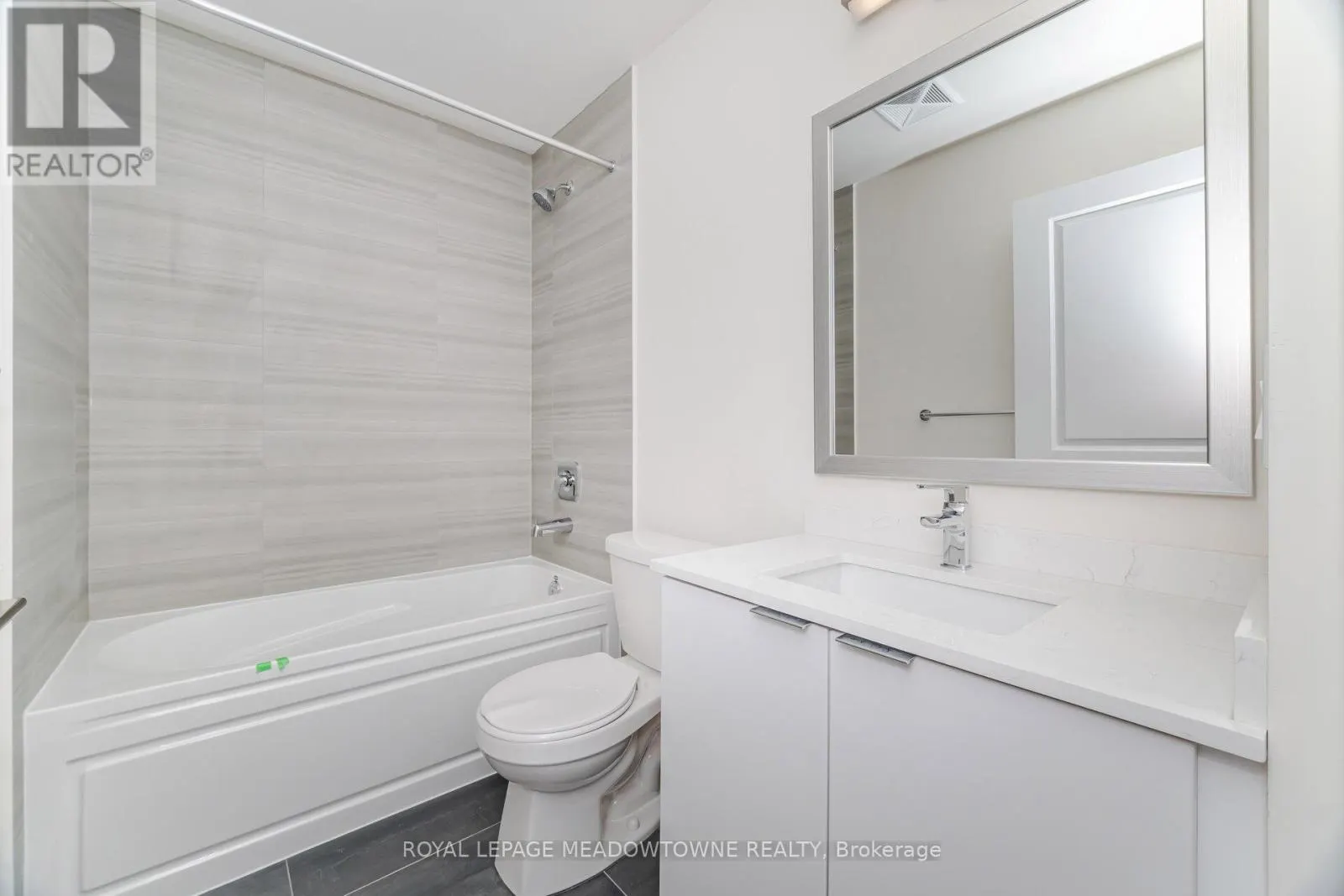 207 - 15 WATERGARDEN DRIVE