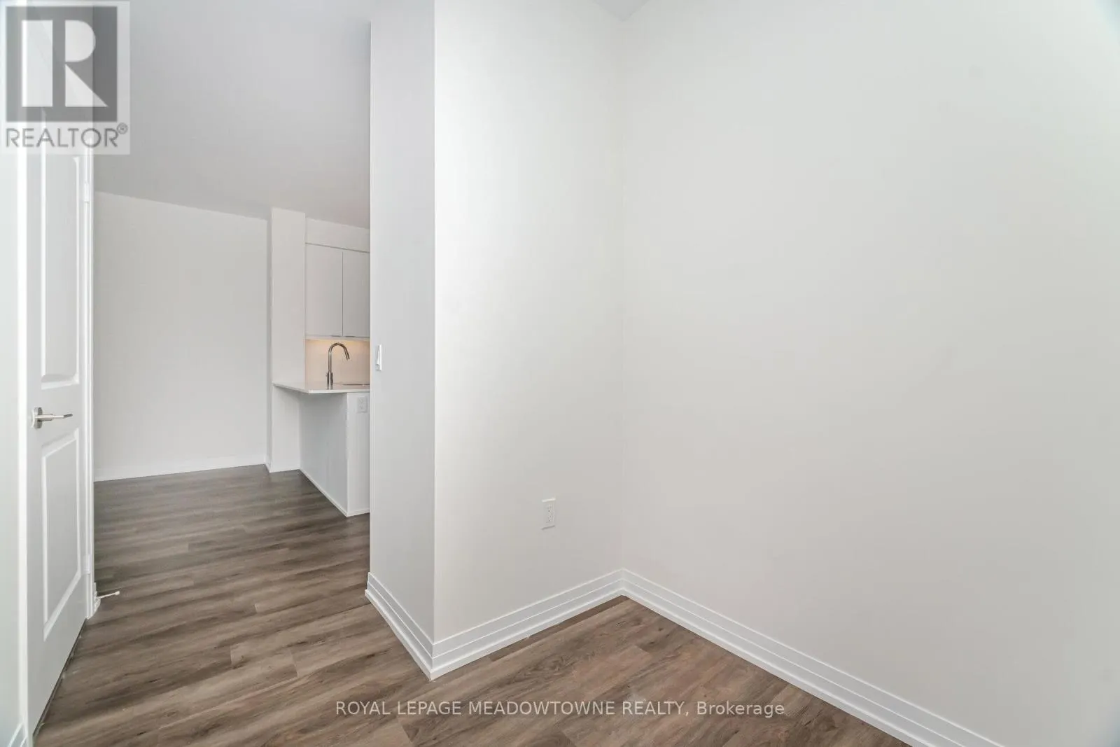 207 - 15 WATERGARDEN DRIVE