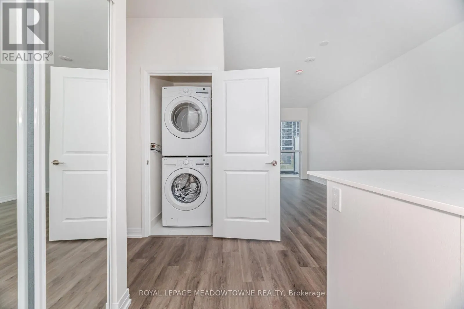207 - 15 WATERGARDEN DRIVE