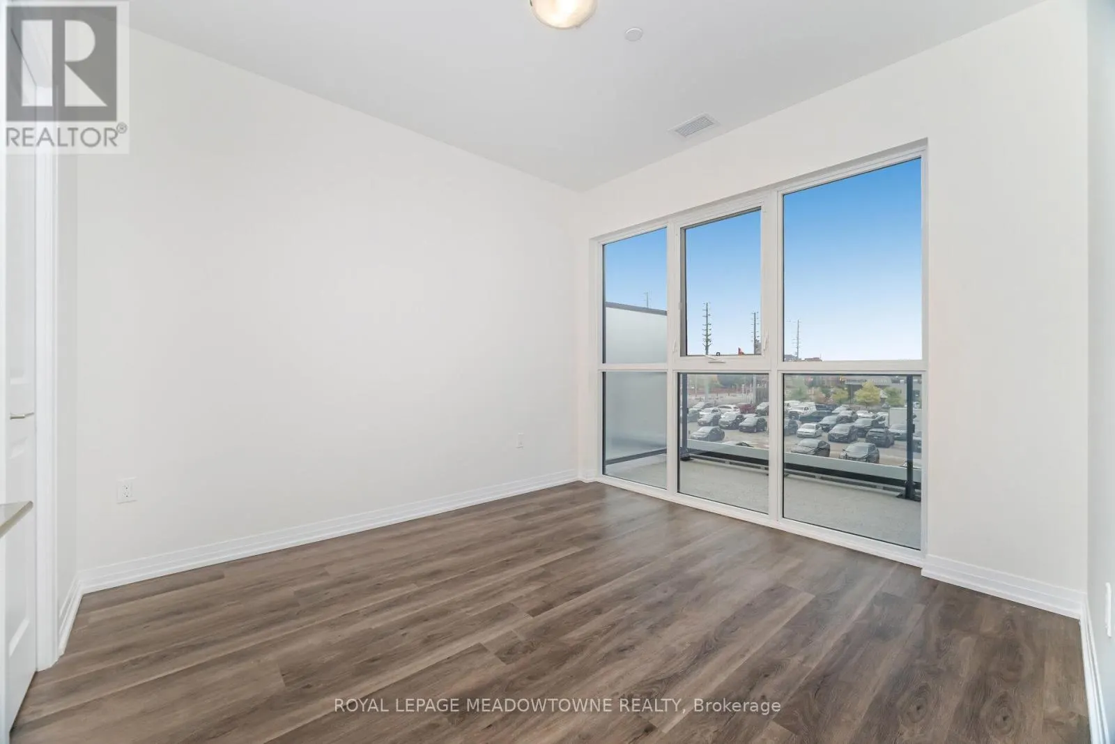 207 - 15 WATERGARDEN DRIVE