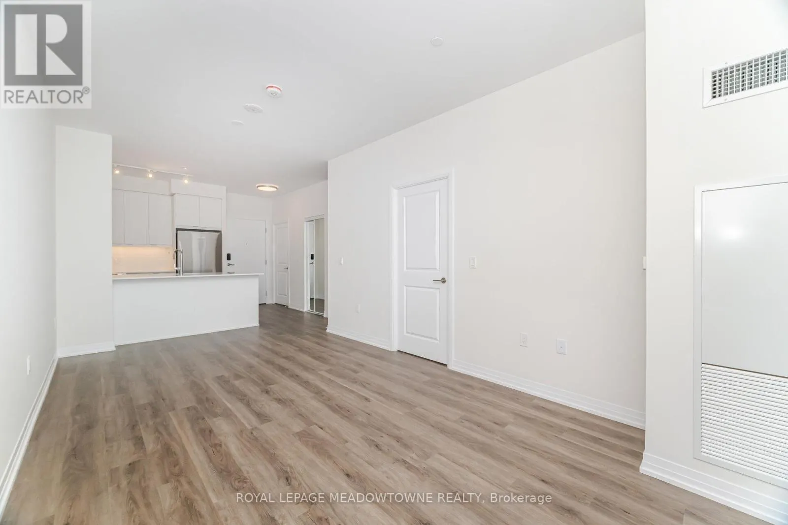 207 - 15 WATERGARDEN DRIVE