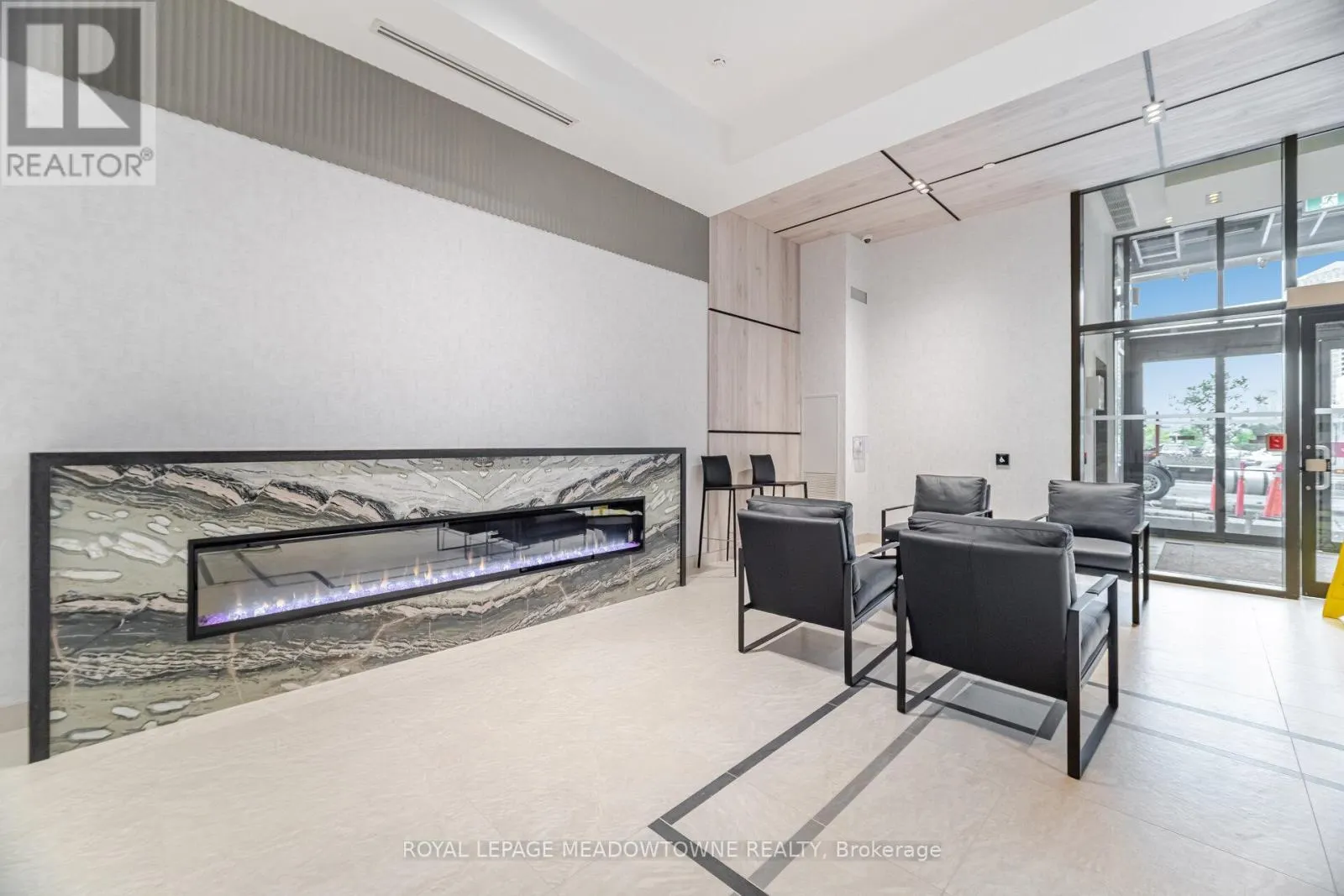 207 - 15 WATERGARDEN DRIVE