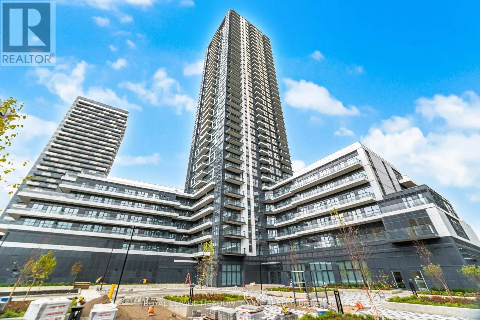 207 - 15 WATERGARDEN DRIVE