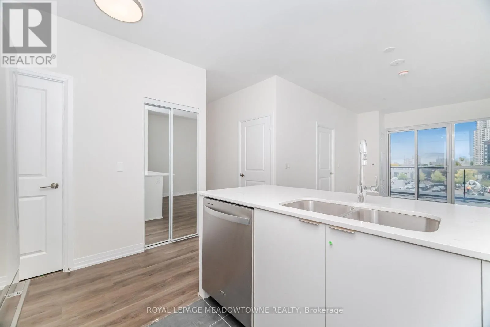 207 - 15 WATERGARDEN DRIVE