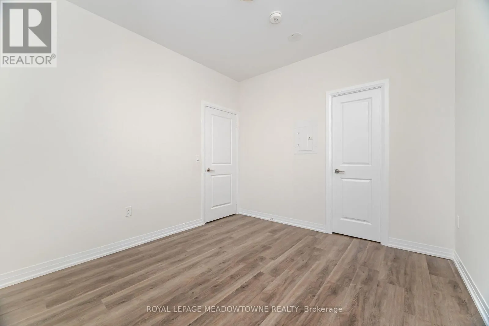 207 - 15 WATERGARDEN DRIVE