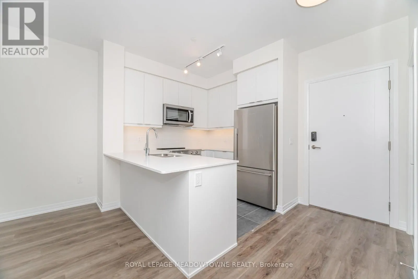 207 - 15 WATERGARDEN DRIVE