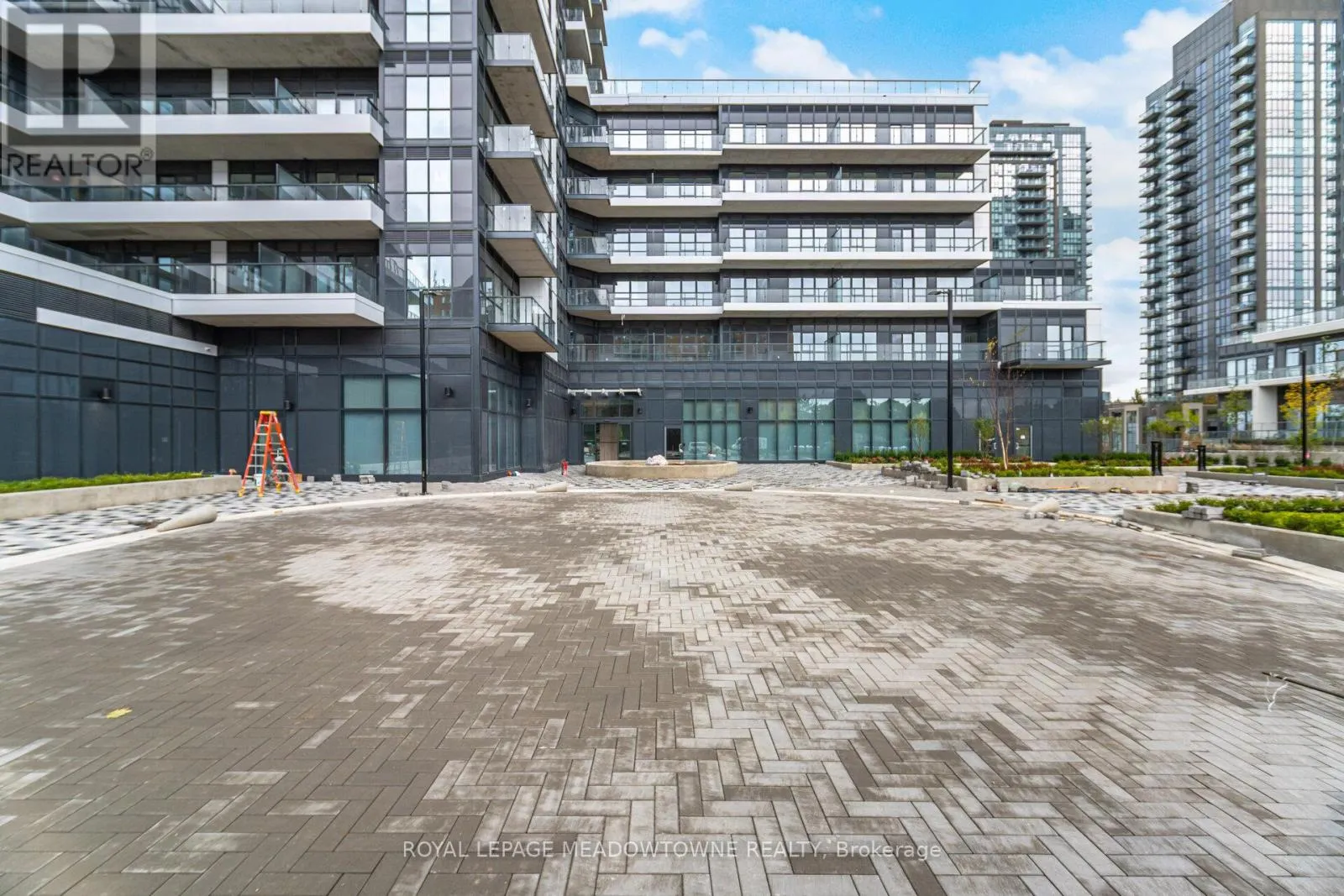 207 - 15 WATERGARDEN DRIVE