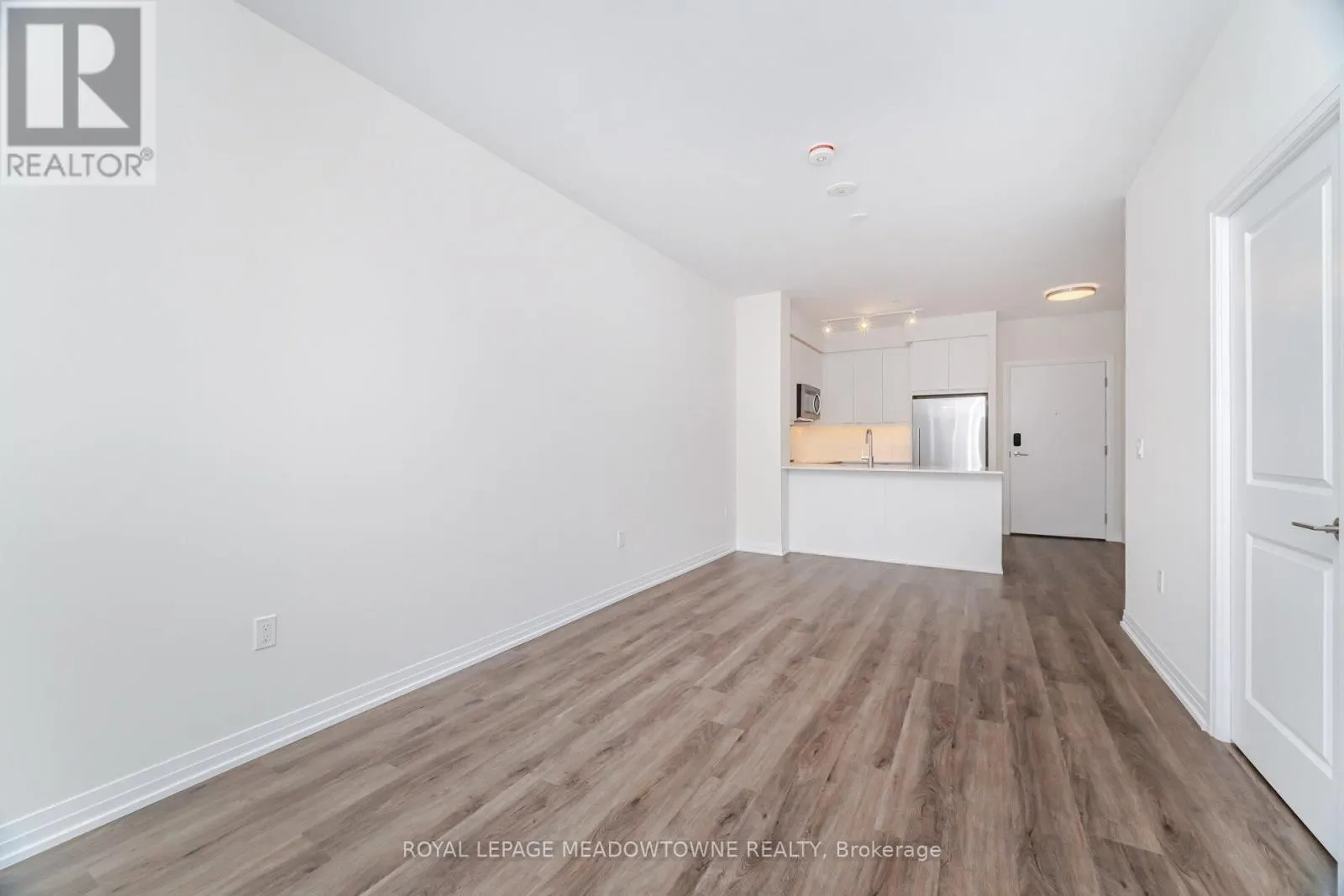 207 - 15 WATERGARDEN DRIVE