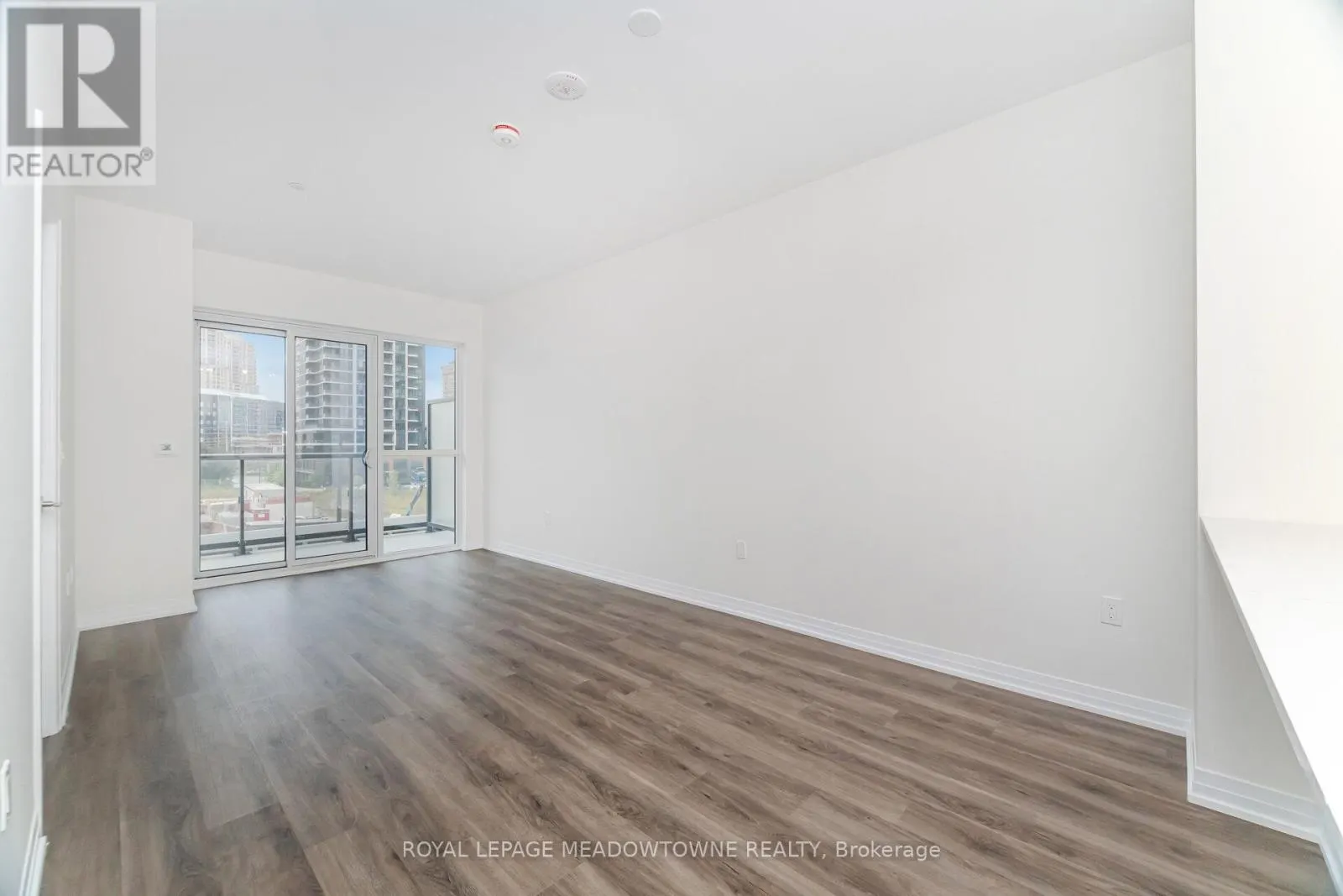 207 - 15 WATERGARDEN DRIVE