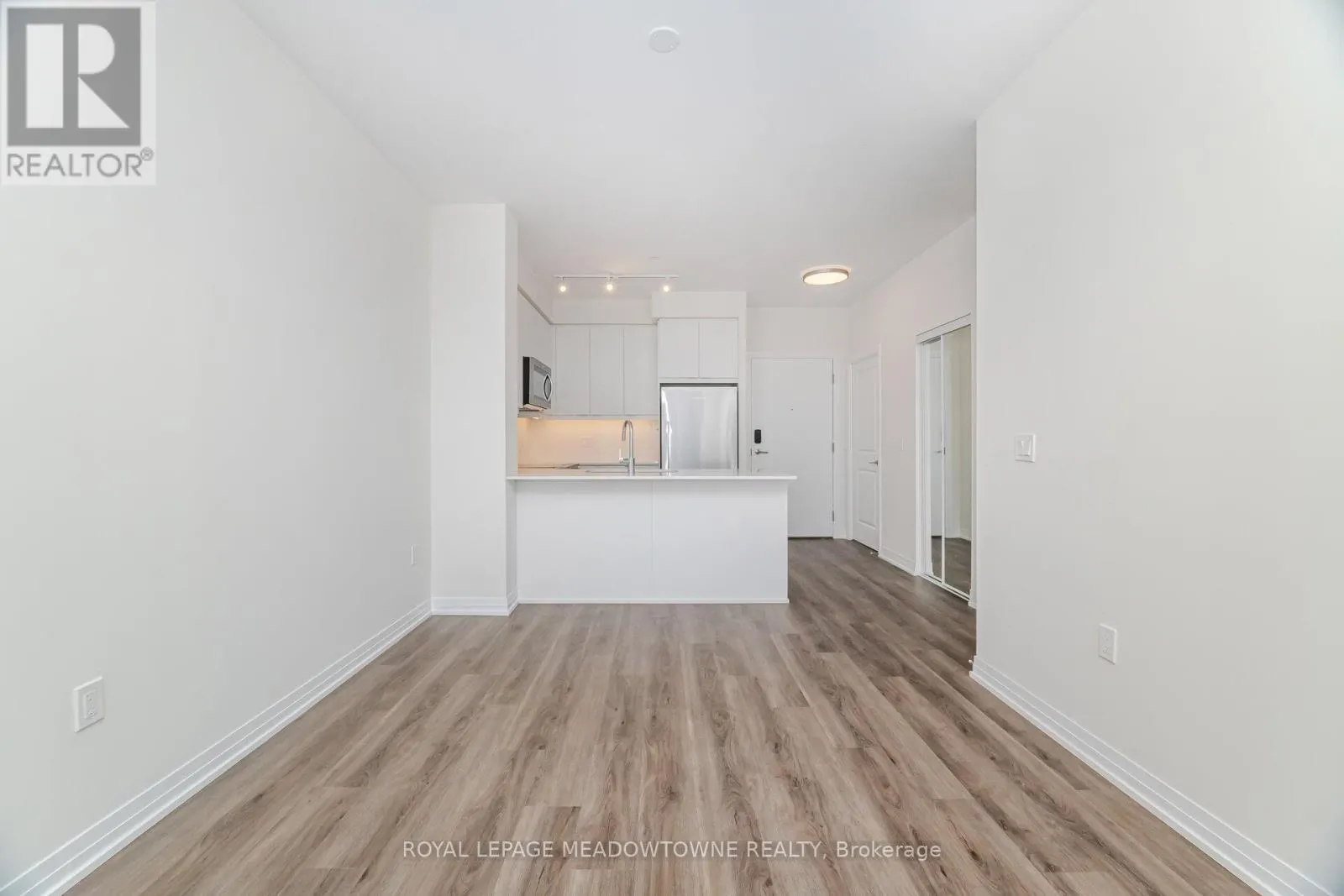 207 - 15 WATERGARDEN DRIVE