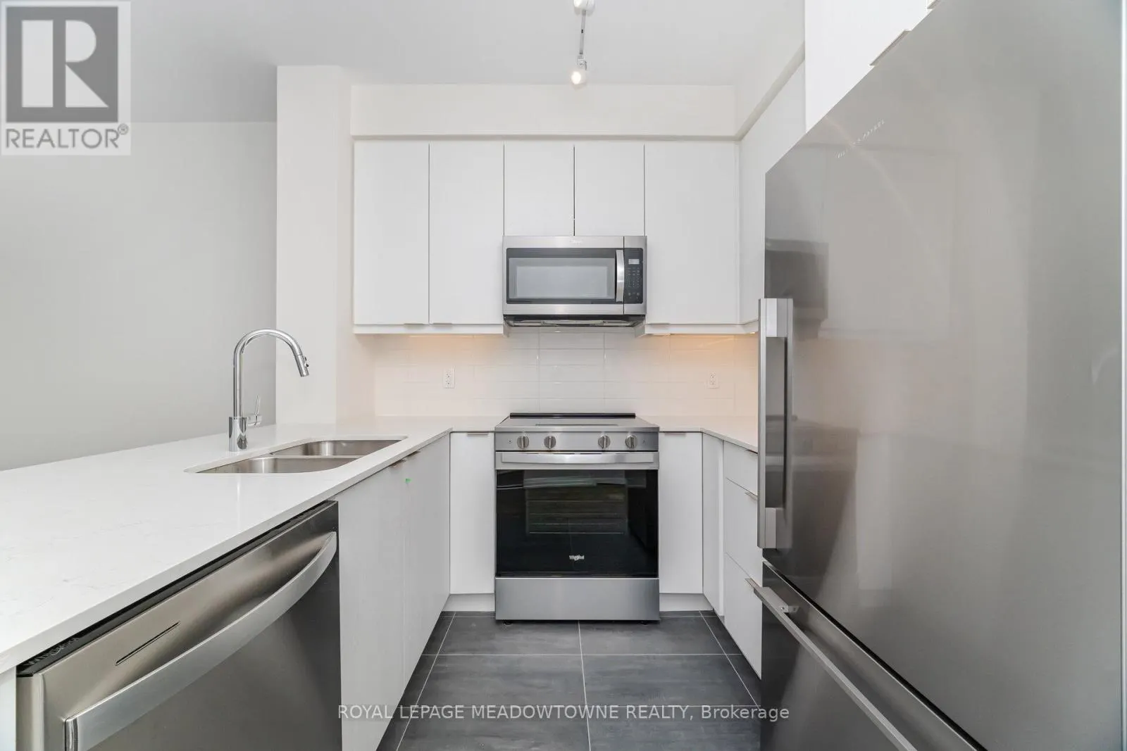 207 - 15 WATERGARDEN DRIVE