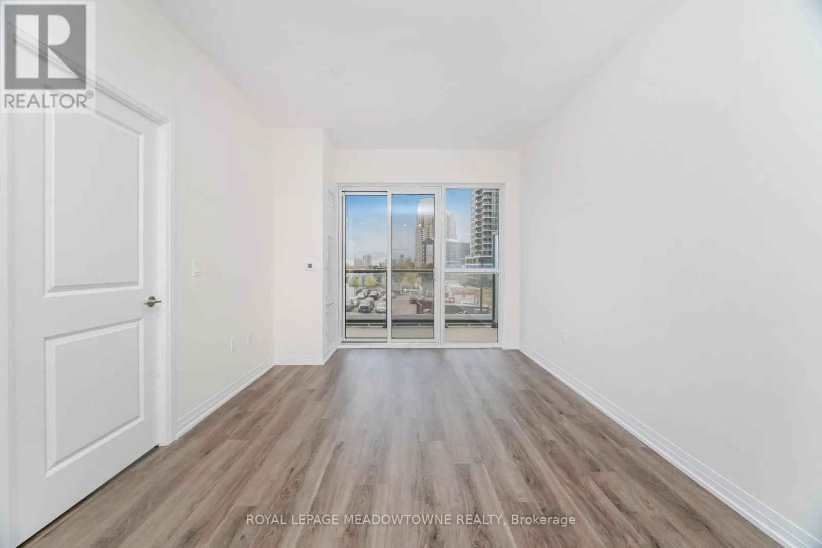 207 - 15 WATERGARDEN DRIVE