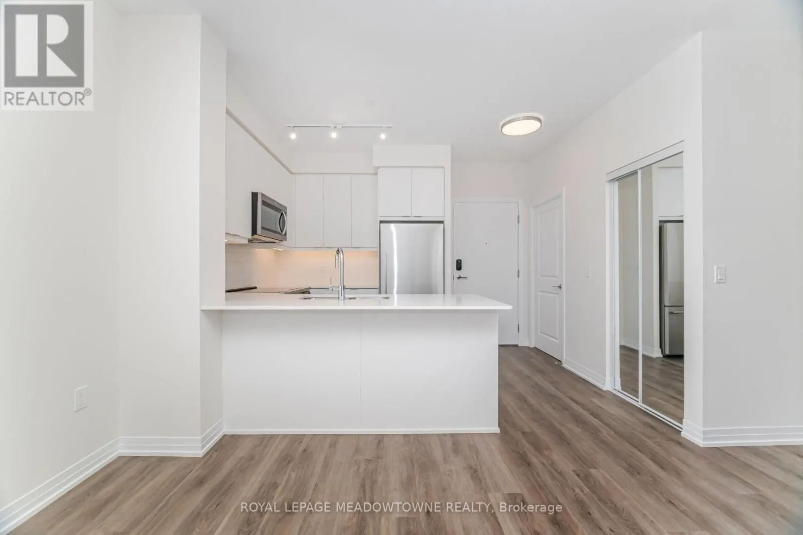 207 - 15 WATERGARDEN DRIVE