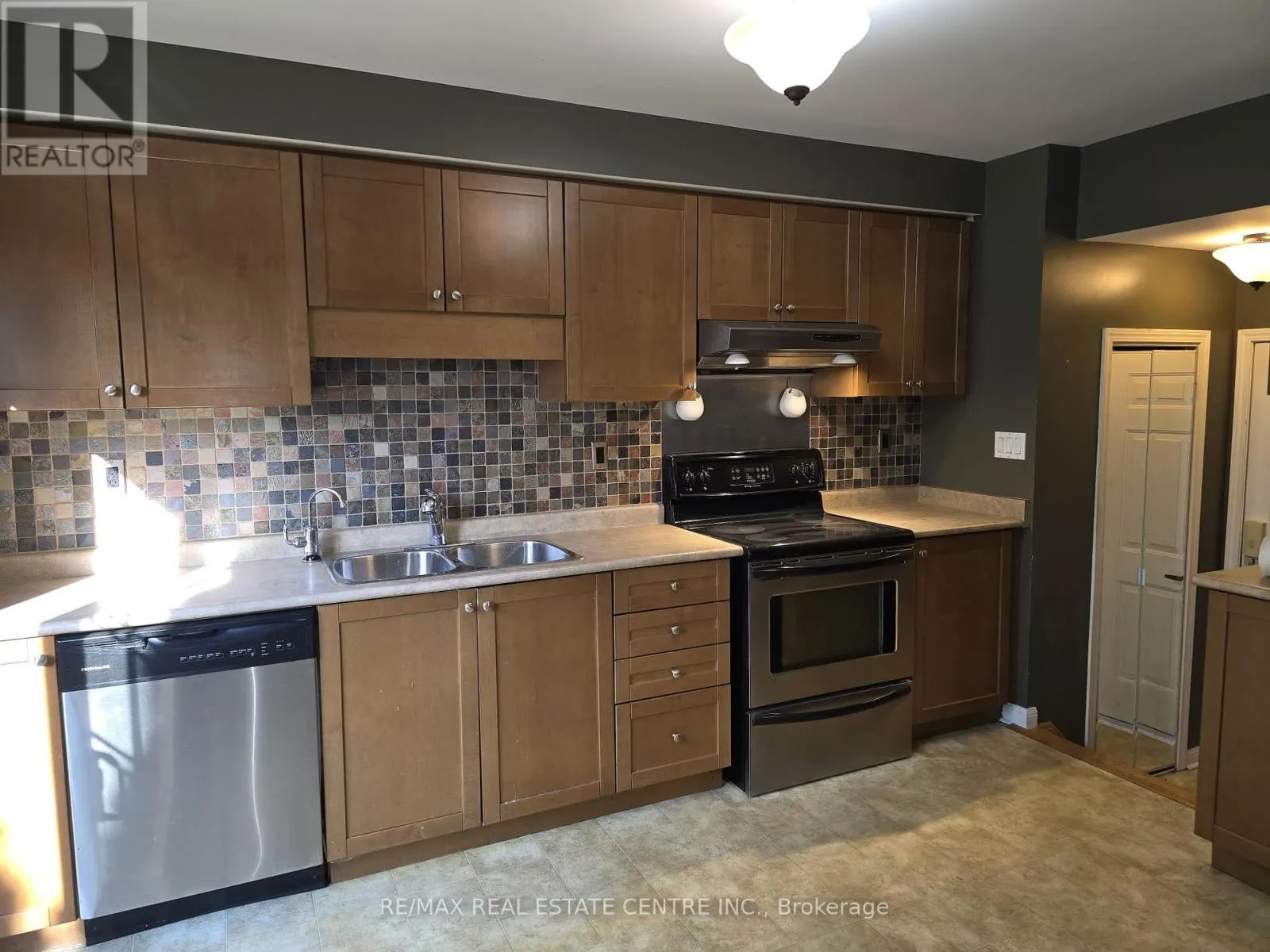 1159 RIDDELL CRESCENT