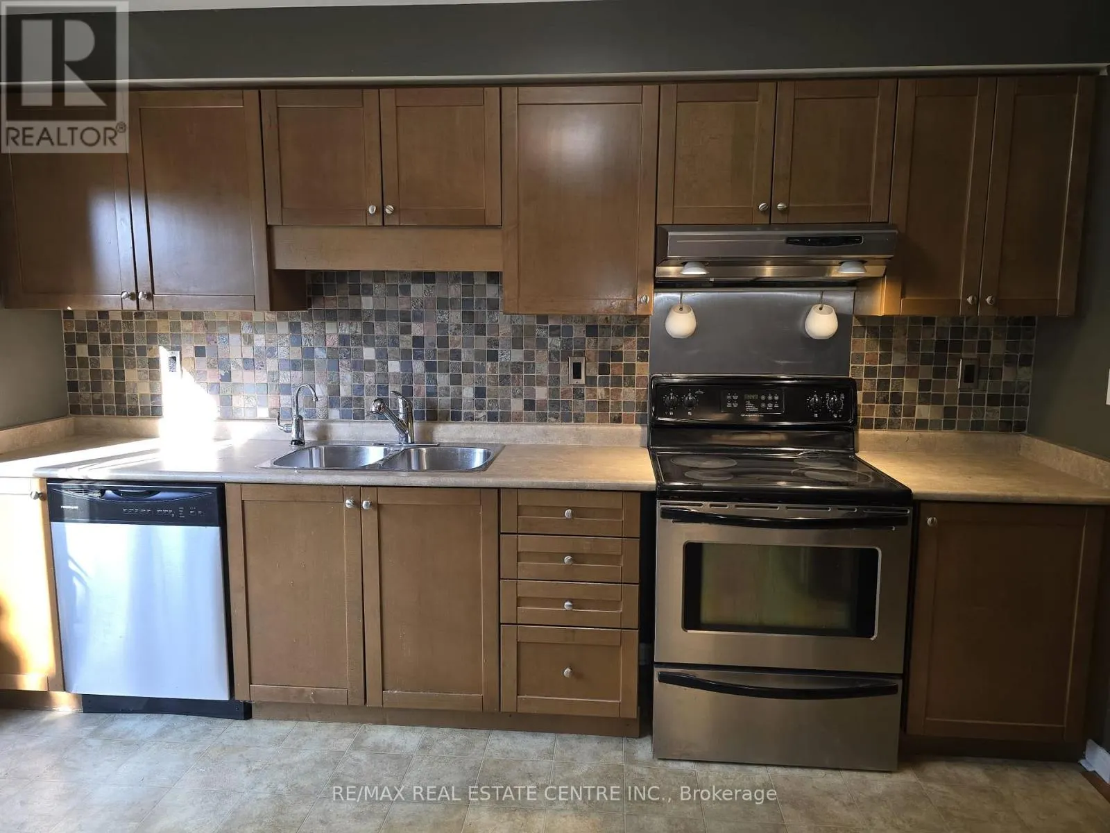1159 RIDDELL CRESCENT