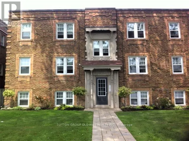 4 - 48 EMERALD CRESCENT