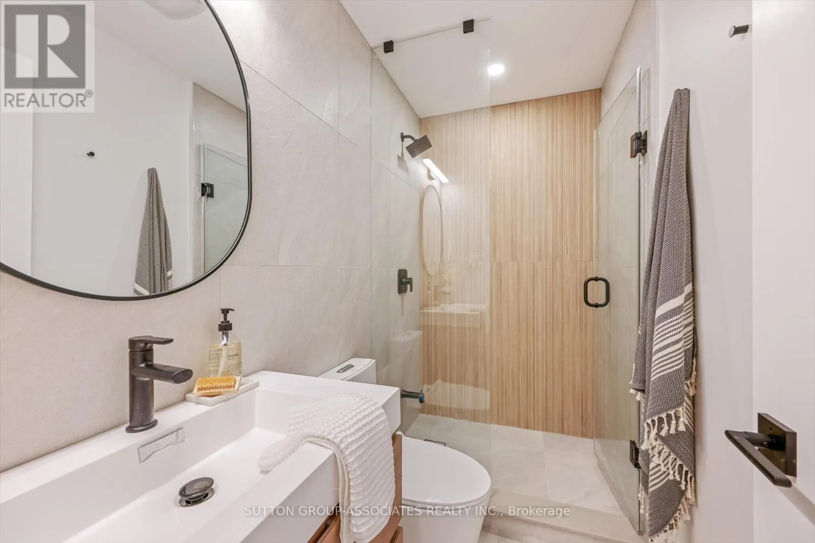 - UPPER - 794 SHAW STREET