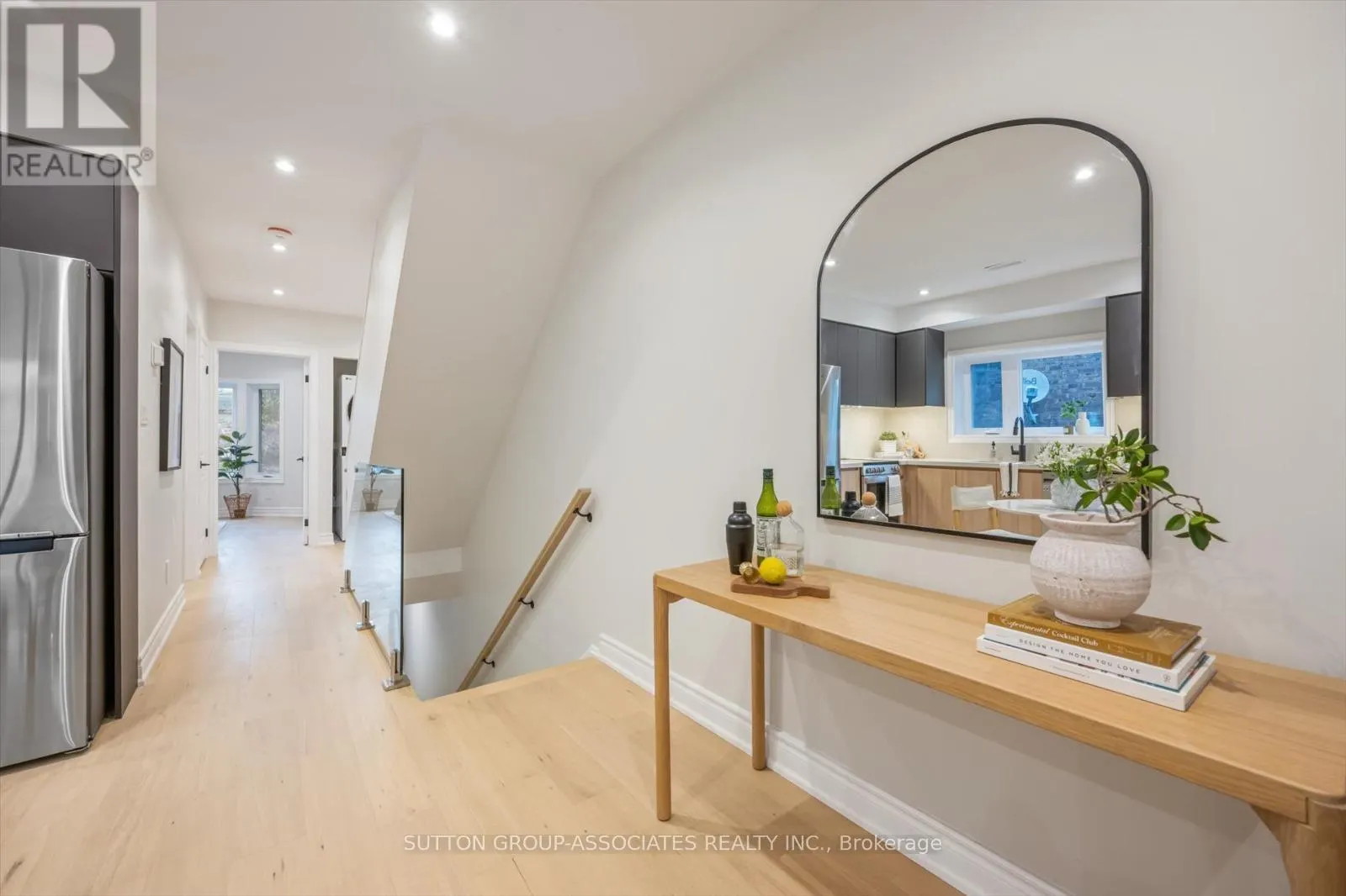 - UPPER - 794 SHAW STREET