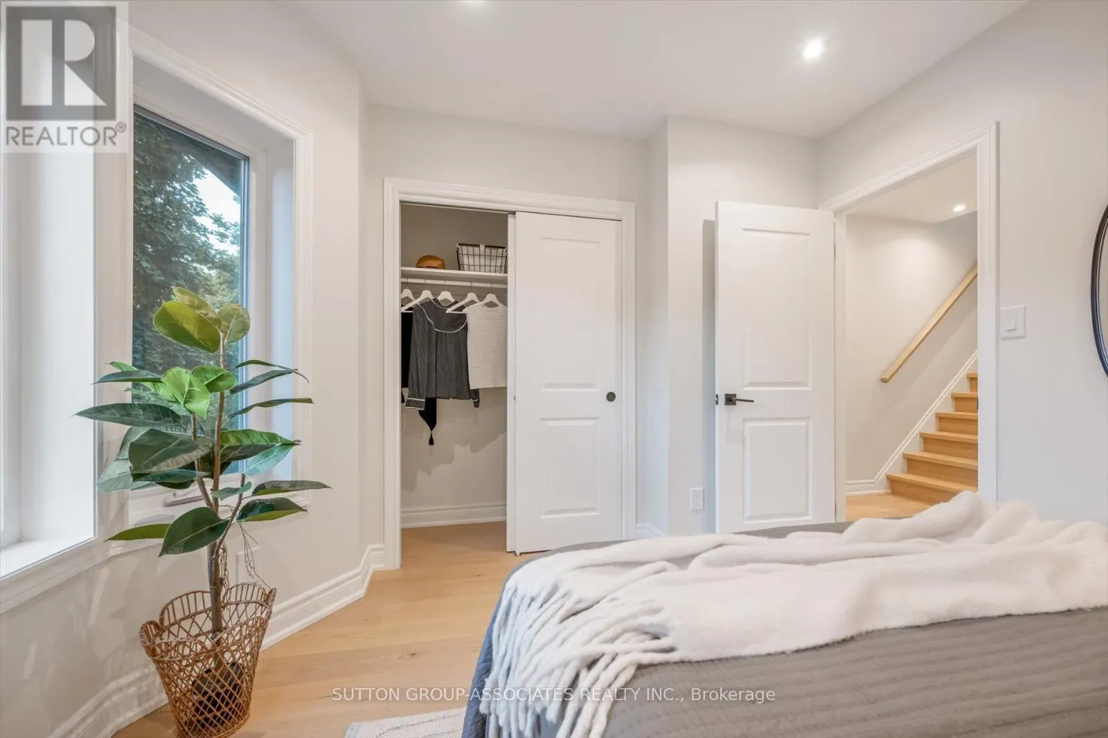 - UPPER - 794 SHAW STREET