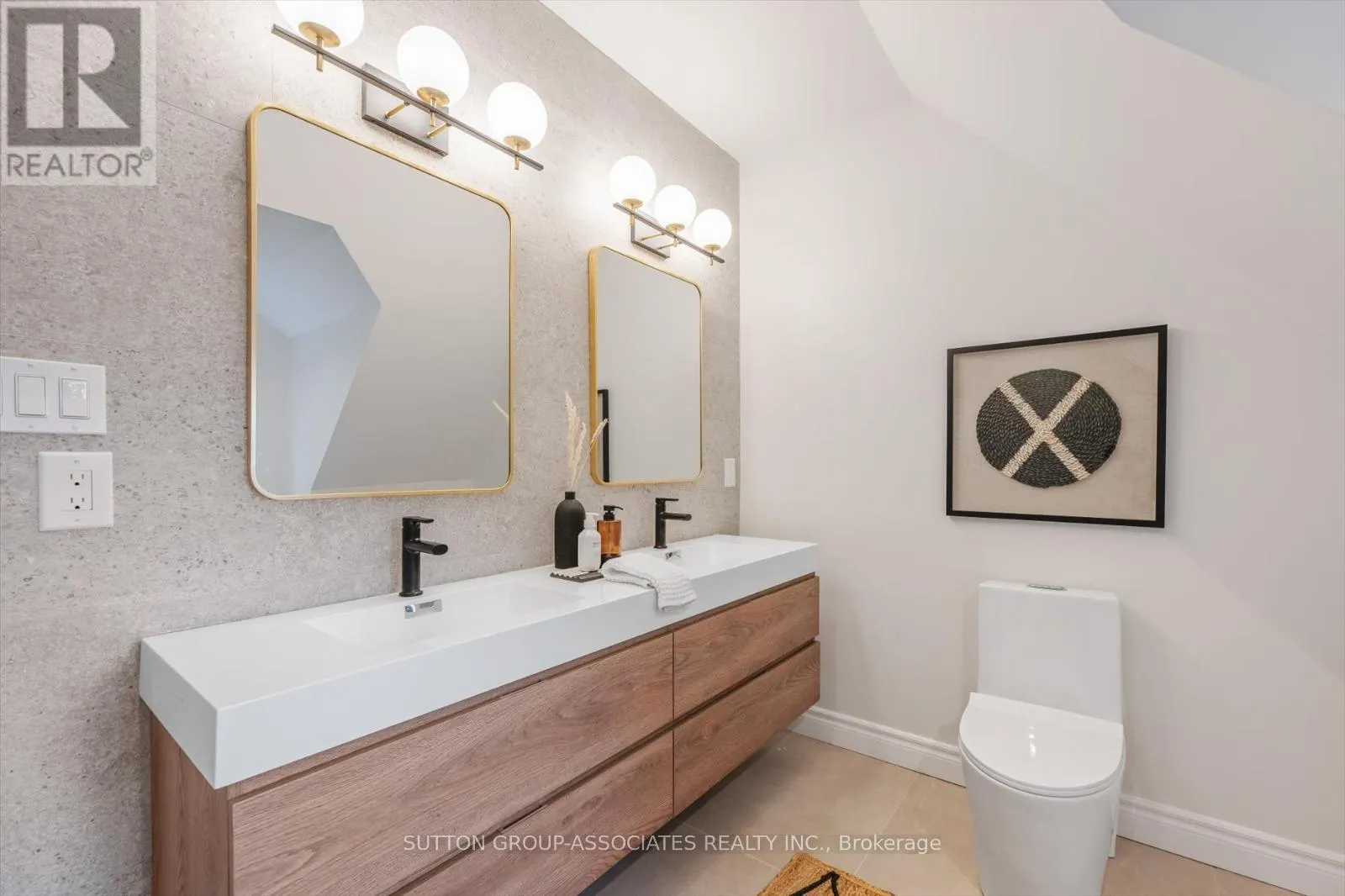 - UPPER - 794 SHAW STREET