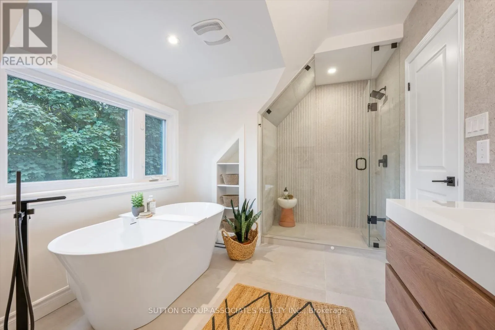 - UPPER - 794 SHAW STREET