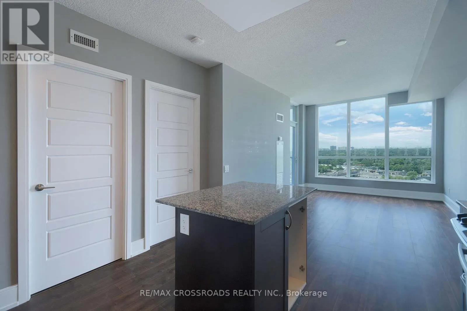1406 - 15 VIKING LANE