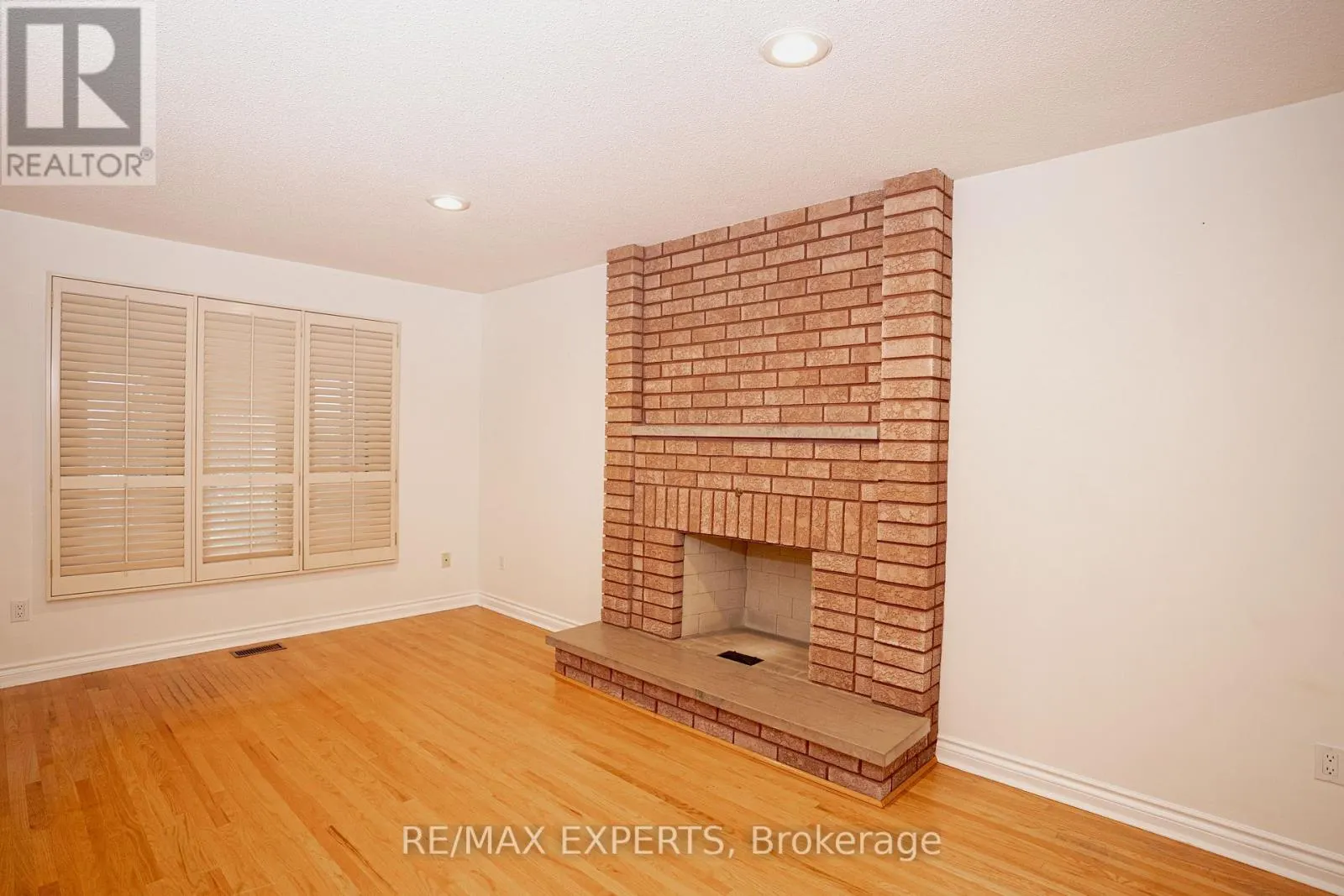 48 INGLESIDE DRIVE