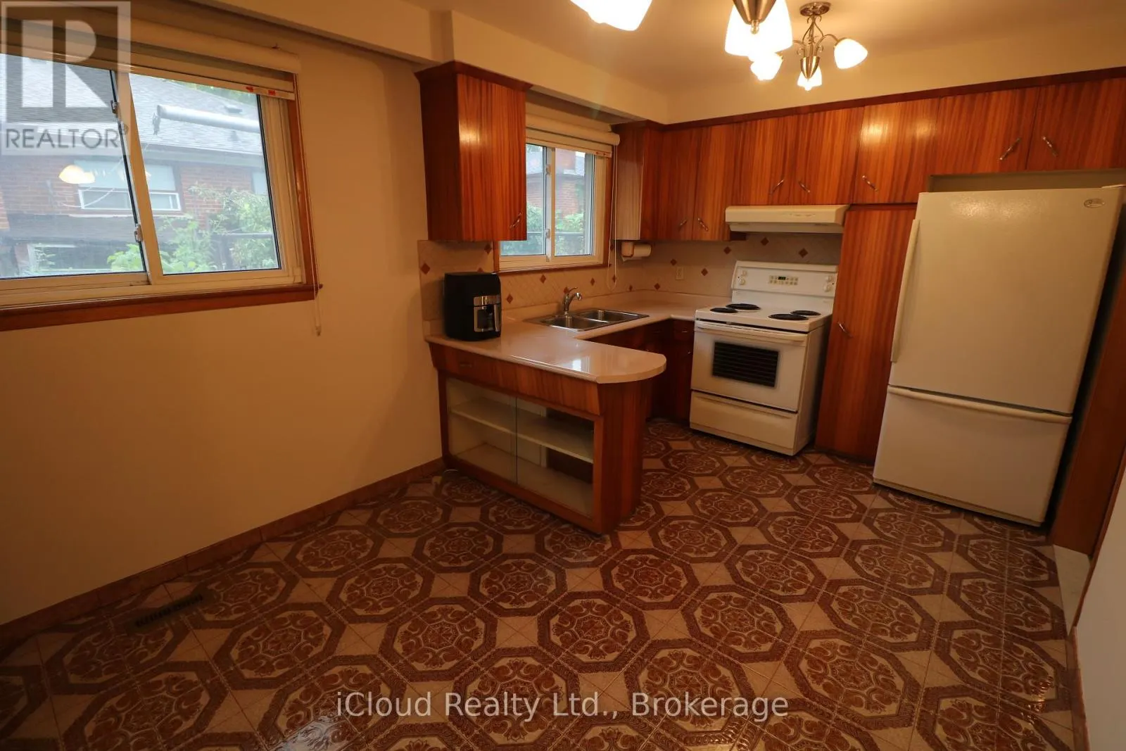 61 ROCKBANK CRESCENT