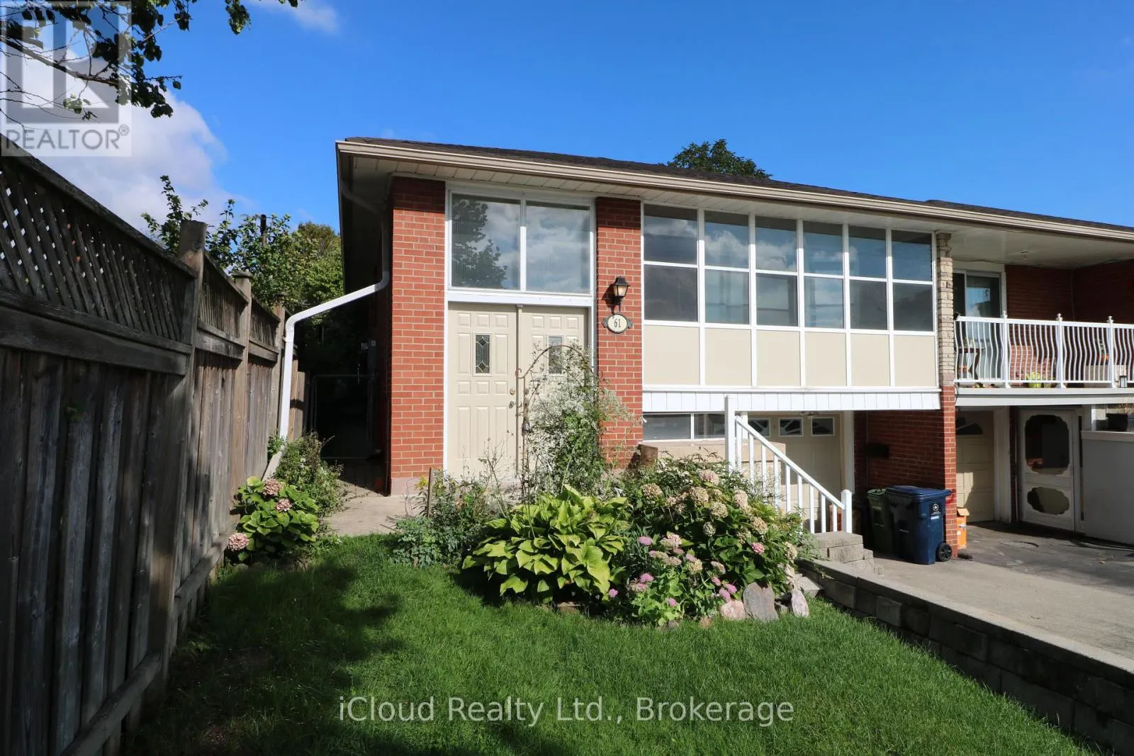 61 ROCKBANK CRESCENT