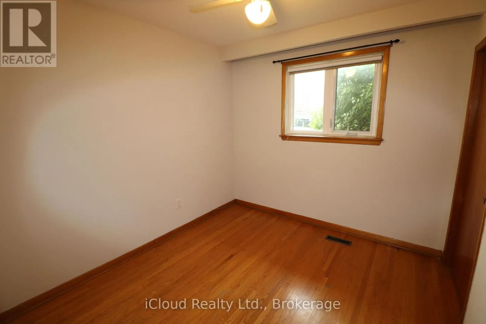 61 ROCKBANK CRESCENT