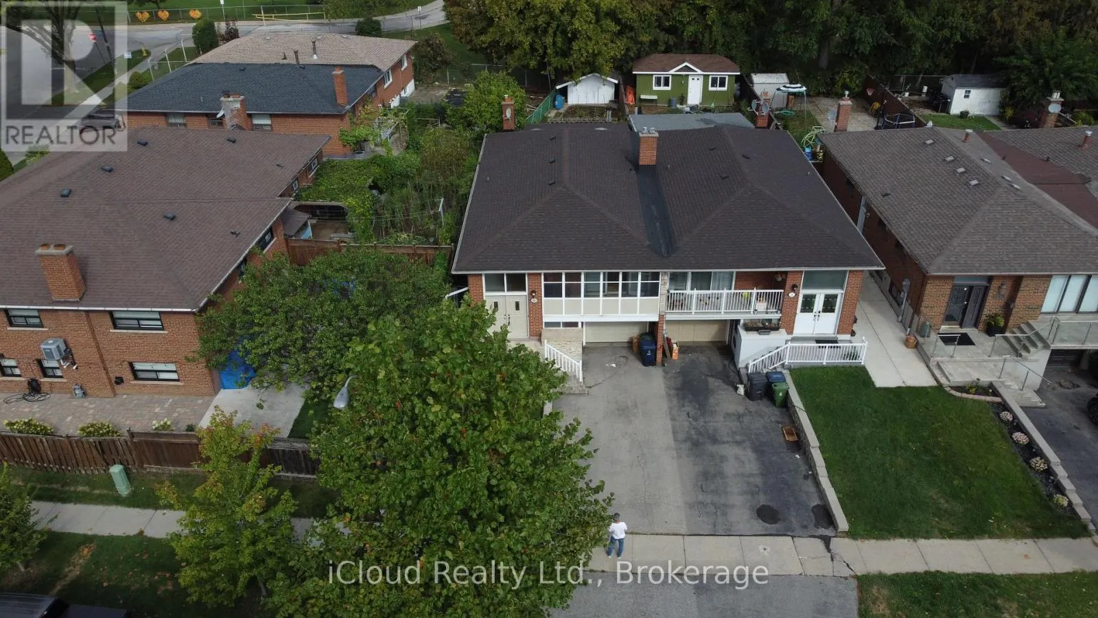 61 ROCKBANK CRESCENT