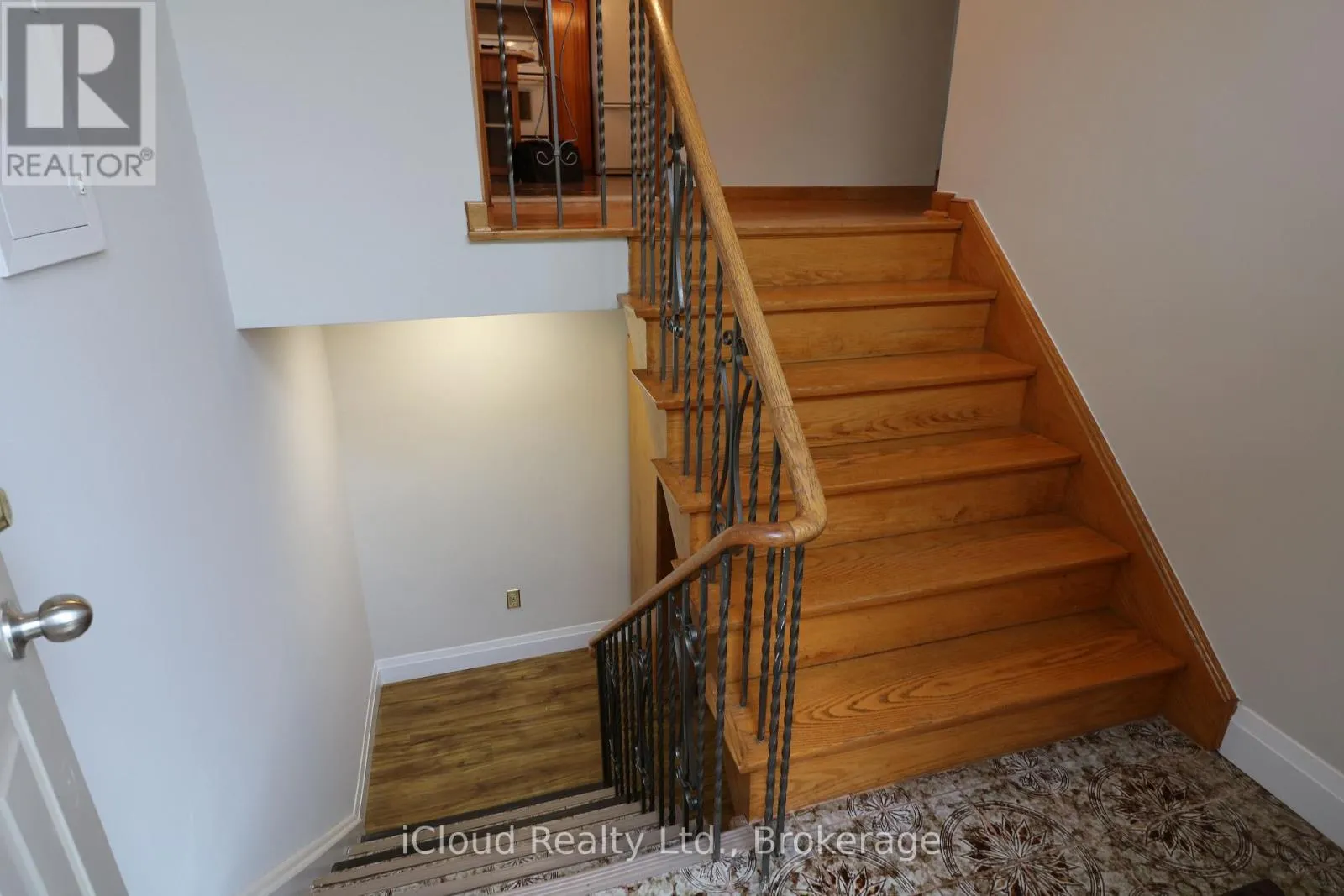 61 ROCKBANK CRESCENT