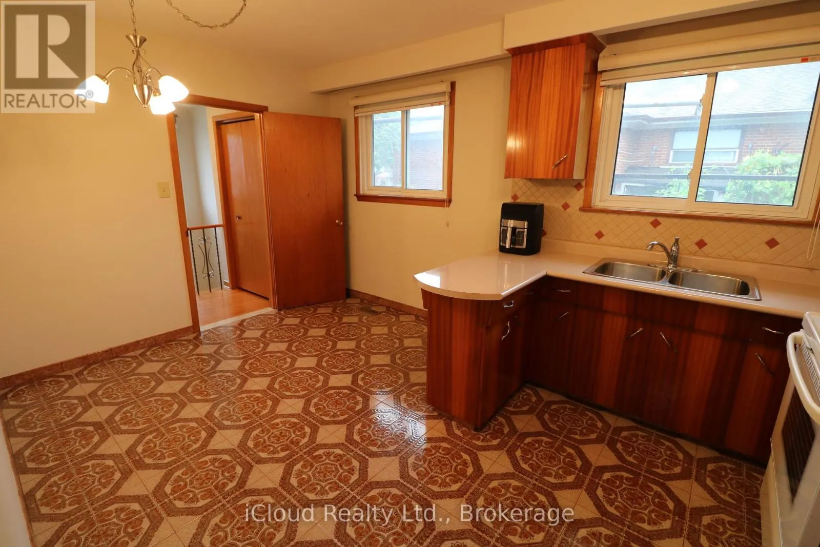 61 ROCKBANK CRESCENT