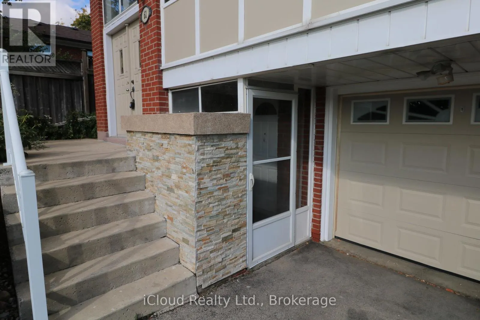 61 ROCKBANK CRESCENT