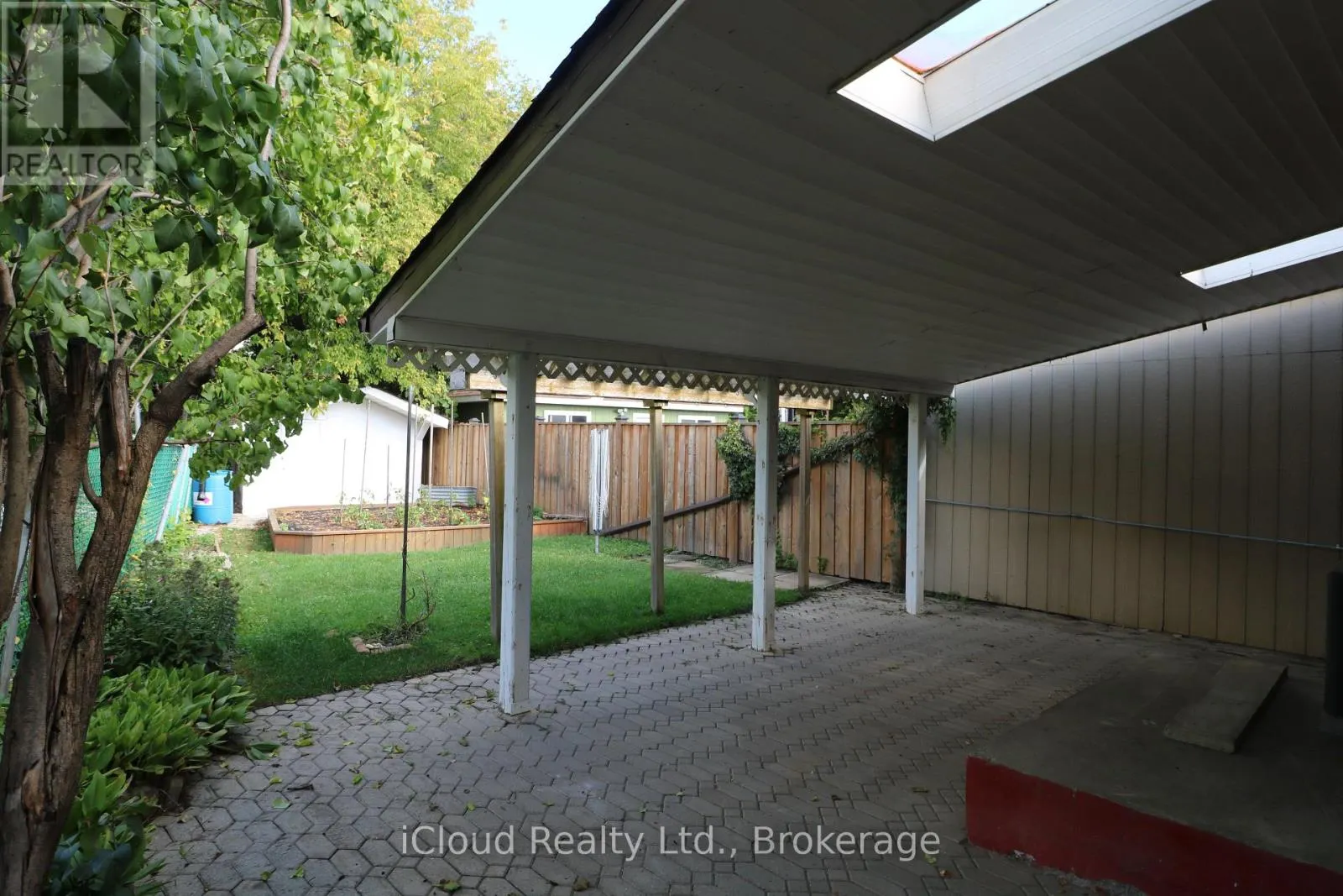 61 ROCKBANK CRESCENT