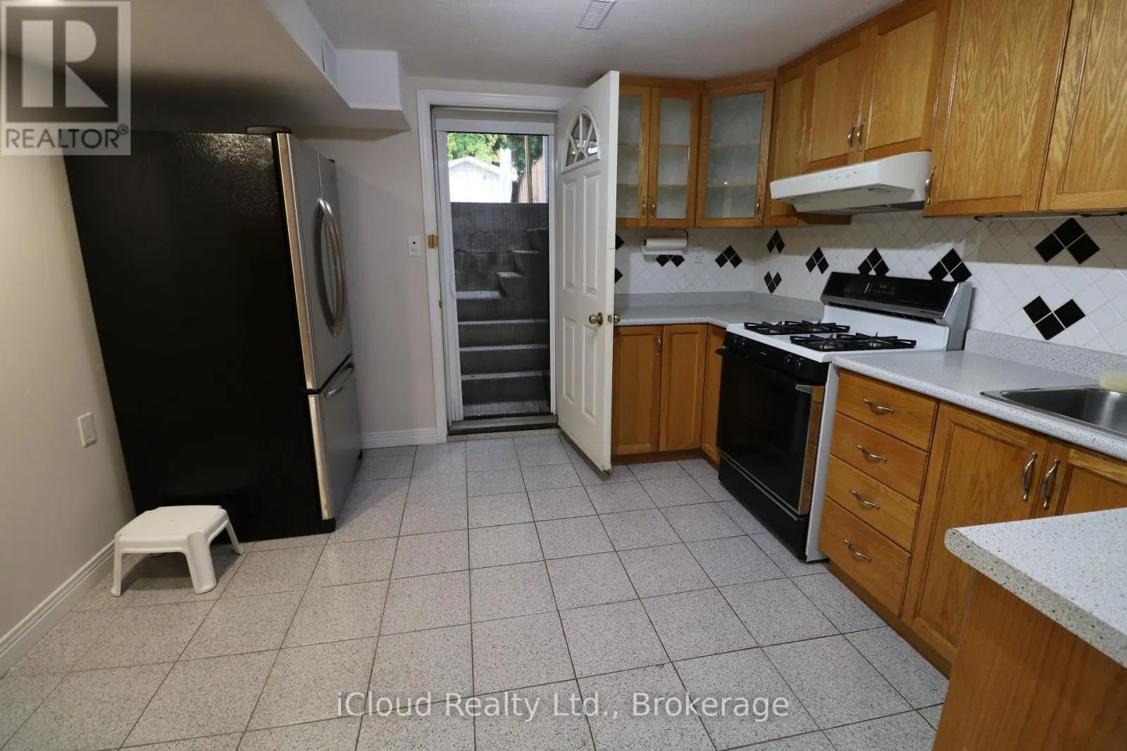 61 ROCKBANK CRESCENT