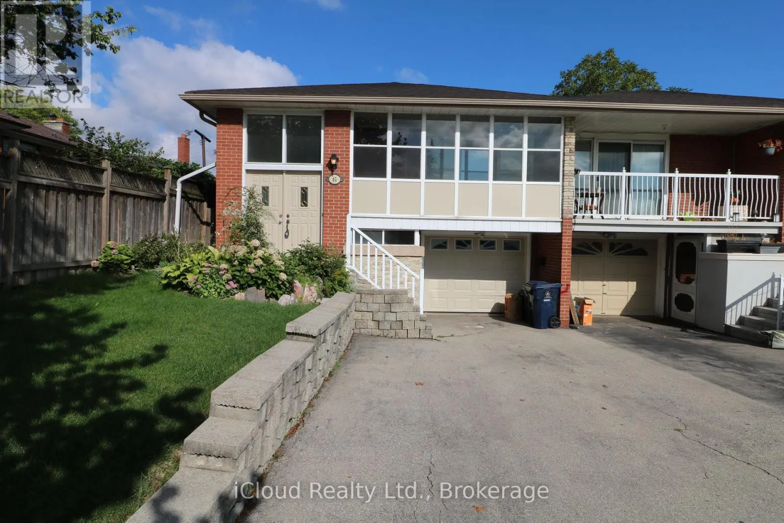 61 ROCKBANK CRESCENT