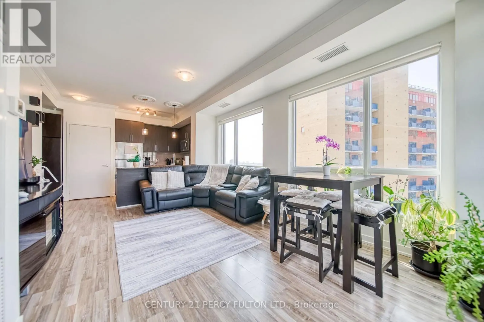 902 - 840 QUEENS PLATE DRIVE