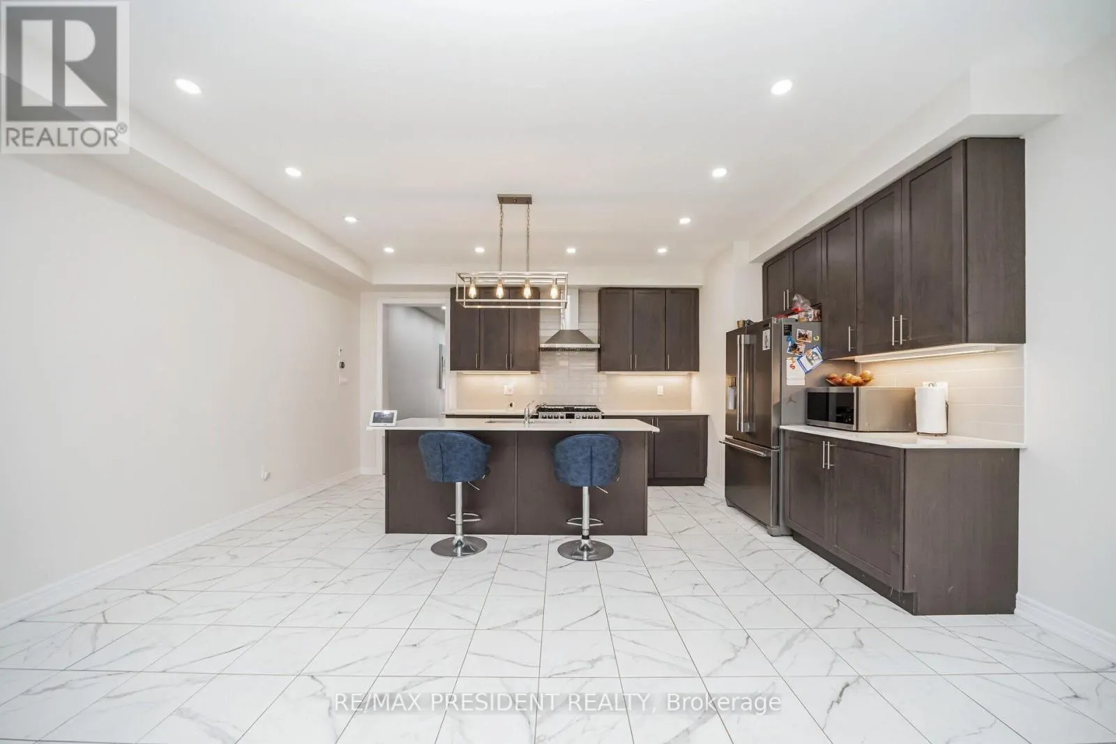 25 ADVENTURA ROAD